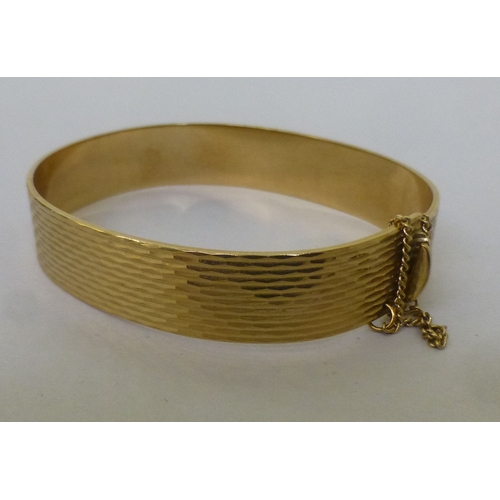 189 - A 9ct gold hinged bangle&nbsp; (approx. 23.7grms)