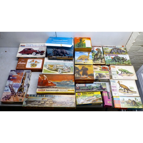 61 - Model kits  various themes and scales  (completeness not guaranteed)