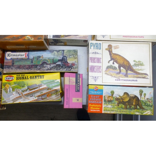61 - Model kits  various themes and scales  (completeness not guaranteed)
