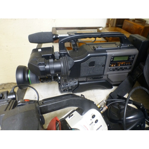67 - AV equipment and lighting: to include a Sony MDM-x4 mini-disc, multi-track recorder; and a Canon 3cc... 