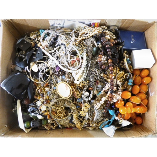 75 - Costume jewellery and items of personal ornament: to include amber coloured and simulated pearl bead... 