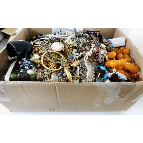 75 - Costume jewellery and items of personal ornament: to include amber coloured and simulated pearl bead... 