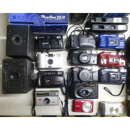 86 - Various eras of photographic equipment and accessories: to include a Minolta XG-1 camera