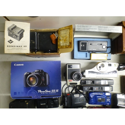 86 - Various eras of photographic equipment and accessories: to include a Minolta XG-1 camera