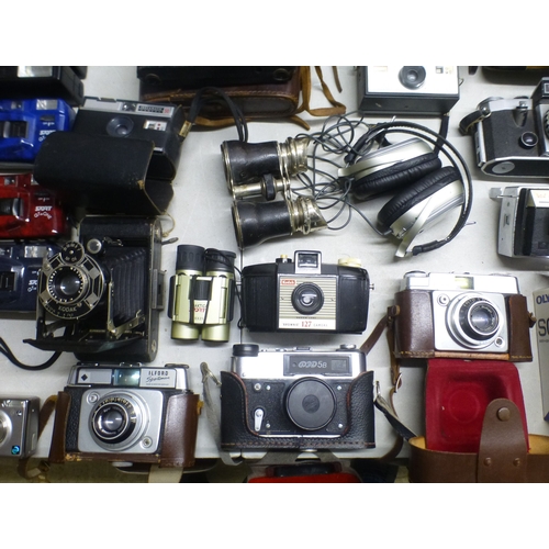86 - Various eras of photographic equipment and accessories: to include a Minolta XG-1 camera