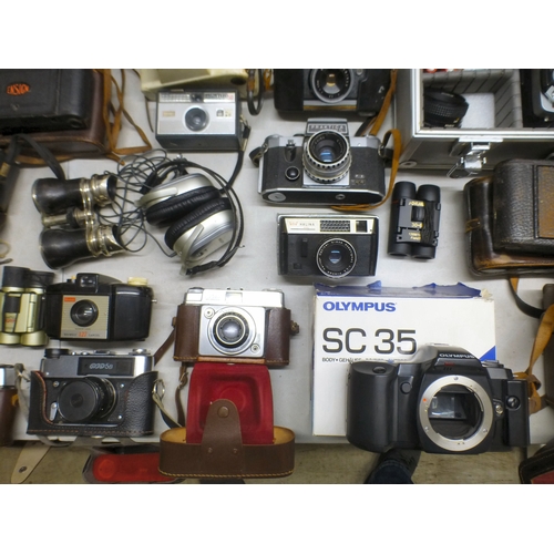 86 - Various eras of photographic equipment and accessories: to include a Minolta XG-1 camera