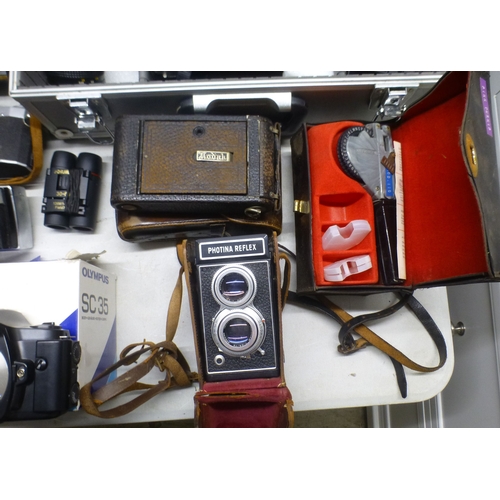 86 - Various eras of photographic equipment and accessories: to include a Minolta XG-1 camera