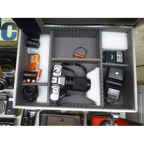 86 - Various eras of photographic equipment and accessories: to include a Minolta XG-1 camera