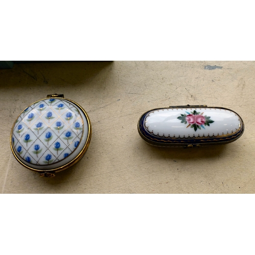 99 - A mixed lot: to include a Remington typewriter; and an embossed brass magazine rack&nbsp; 11