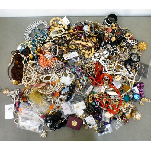 71 - Costume jewellery and items of personal ornament: to include simulated pearl necklaces