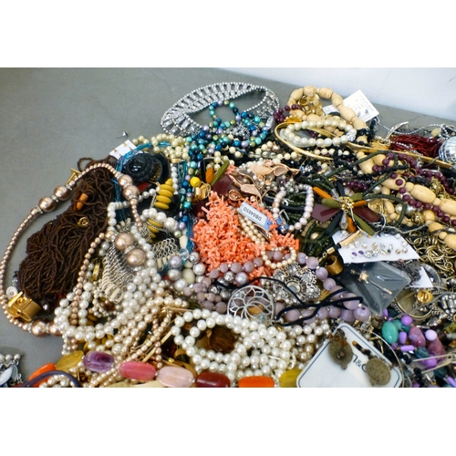 71 - Costume jewellery and items of personal ornament: to include simulated pearl necklaces