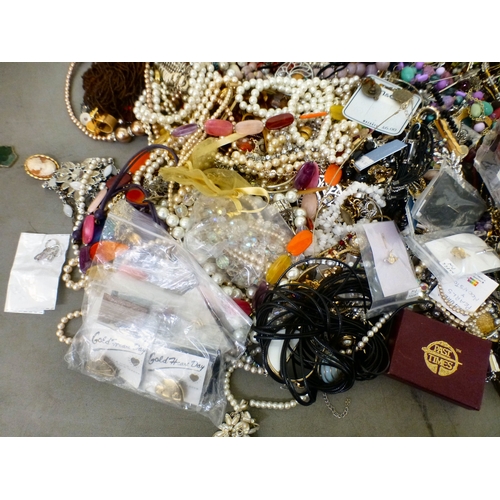 71 - Costume jewellery and items of personal ornament: to include simulated pearl necklaces
