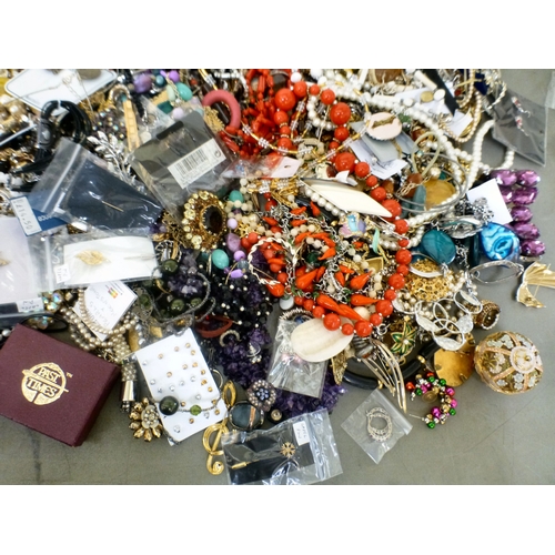 71 - Costume jewellery and items of personal ornament: to include simulated pearl necklaces