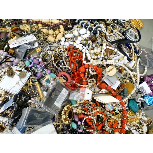 71 - Costume jewellery and items of personal ornament: to include simulated pearl necklaces