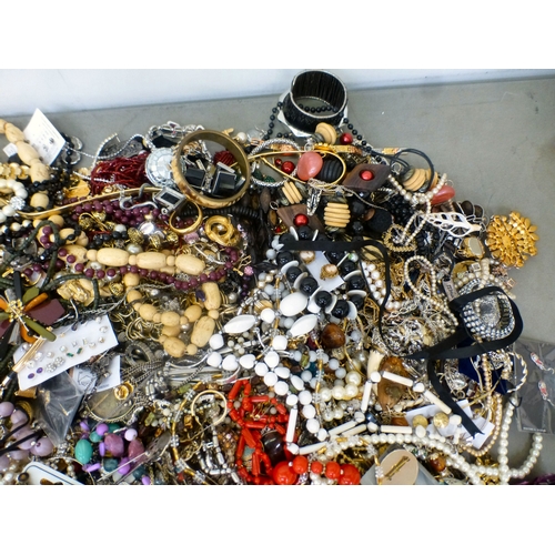 71 - Costume jewellery and items of personal ornament: to include simulated pearl necklaces