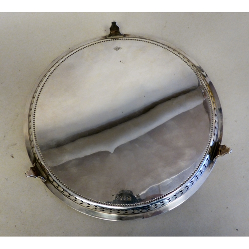 16 - A Victorian silver plate with a pierced border, raised on a trio of cast shell design feet&nbsp; Lon... 