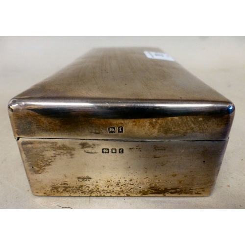 33 - A silver cedar lined cigarette box with a hinged lid&nbsp; London 1921&nbsp; 8