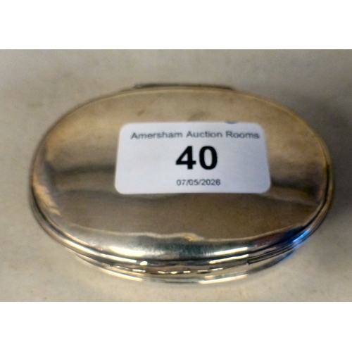 40 - A George III white metal snuff box of oval form with a hinged lid&nbsp; 3.5