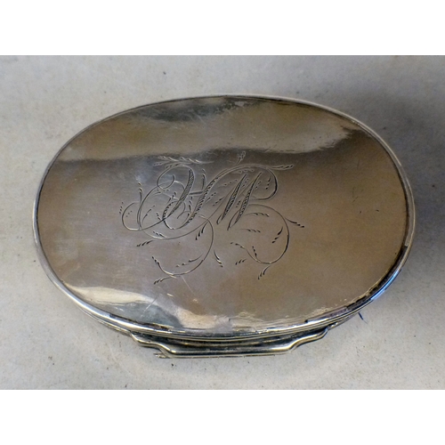 40 - A George III white metal snuff box of oval form with a hinged lid&nbsp; 3.5