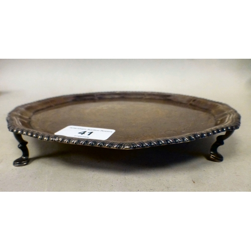 41 - A silver salver with a piecrust border, raised on pad feet&nbsp; London 1920&nbsp; 8.5