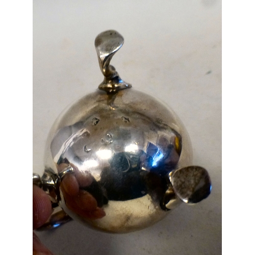 43 - Silver collectables: to include an Old English pattern ladle  London 1833