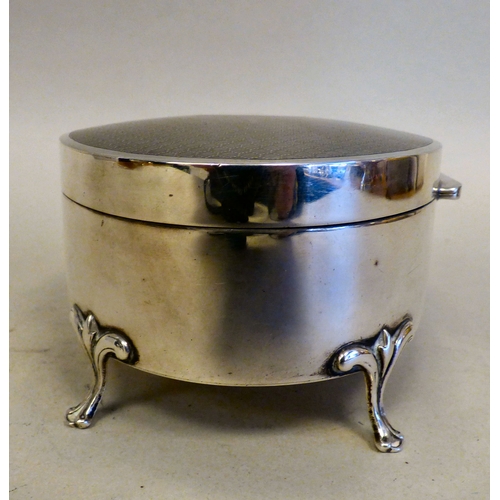 9 - A George V silver oval ring box with engine turned decoration, enclosing a fabric lined fitted inter... 