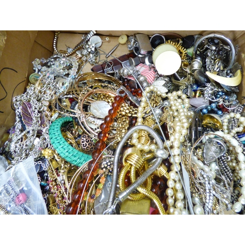 21 - Costume jewellery: to include bracelets; and necklaces