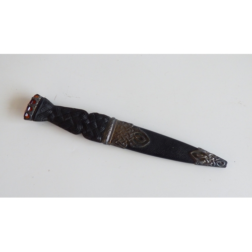 10 - A Scottish Sgian Dubh knife with a 3.75