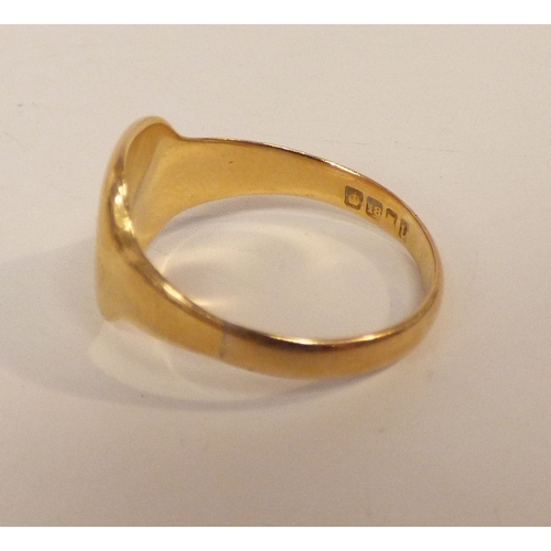 19 - An 18ct gold signet ring&nbsp; (approx. 5.8grms)