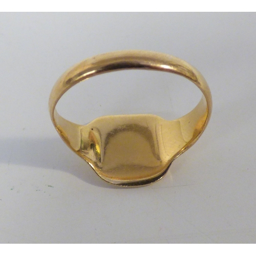 19 - An 18ct gold signet ring&nbsp; (approx. 5.8grms)
