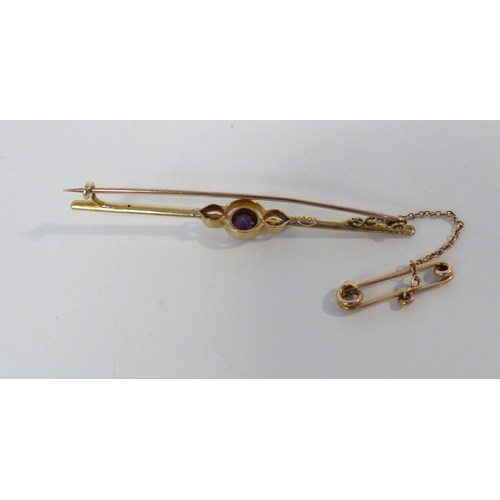 22 - A 15ct gold amethyst set bar brooch&nbsp; (approx. 3grms)