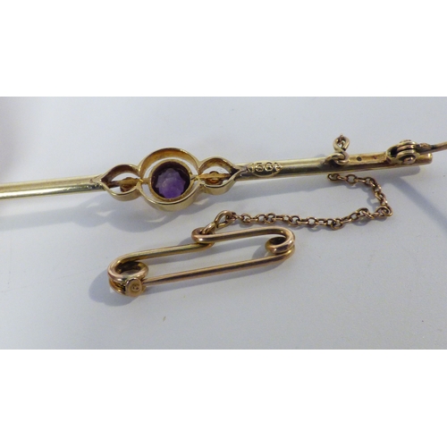 22 - A 15ct gold amethyst set bar brooch&nbsp; (approx. 3grms)