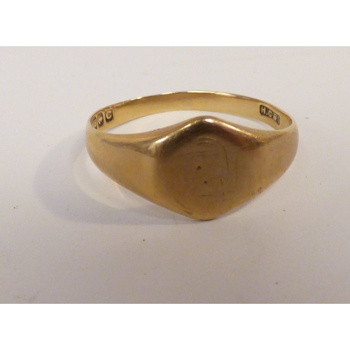 23 - 9ct gold jewellery: to include a fine neckchain&nbsp; (approx. combined gross weight 5.4grms)