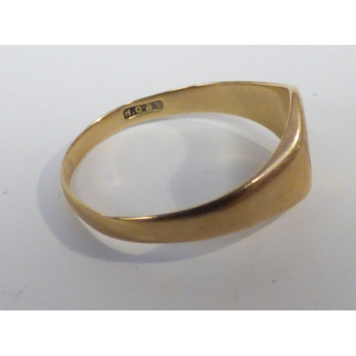 23 - 9ct gold jewellery: to include a fine neckchain&nbsp; (approx. combined gross weight 5.4grms)