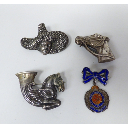 25 - A mixed lot: to include a silver vesta case&nbsp; marks indistinct