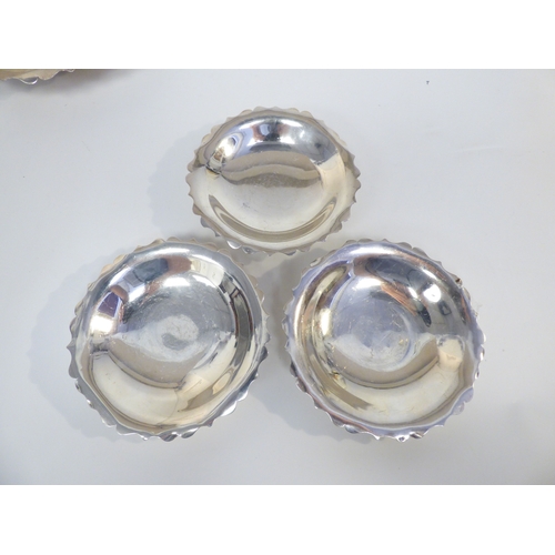34 - A set of four silver dishes, each with a cut wavy edge, on a pedestal foot&nbsp; London 1905&nbsp; 5... 