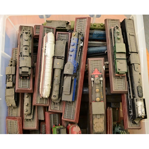 Static moulded plastic model railway locomotives/trains