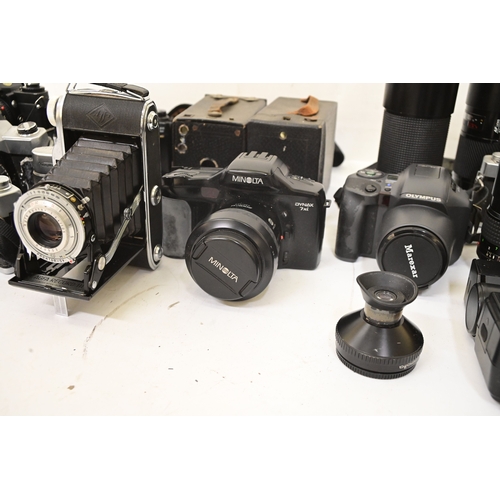 Camera equipment: to include a Minolta Dynax 800
