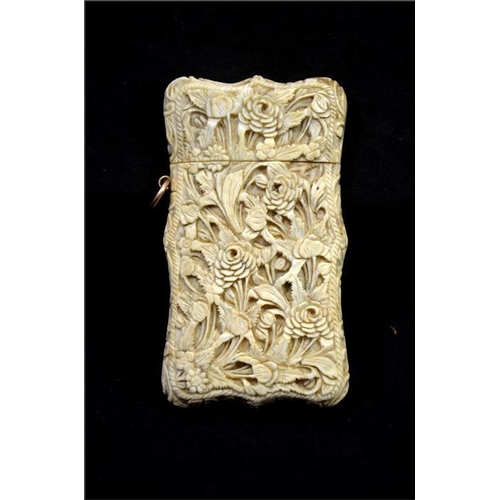 100 - λ A Chinese carved ivory card case, 19th century, castle top form, one side carved with figures in a... 