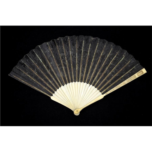 134 - λ An early 18th century ivory fan, with ivory sticks and guards, the guards carved with figures and ... 