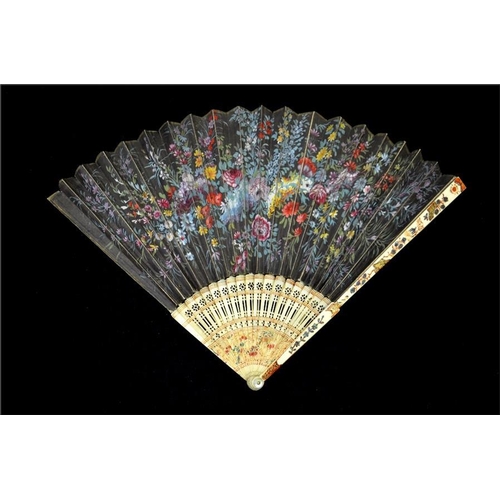 137 - λ An early 18th century ivory fan, with Chinese ivory sticks and guards, the guards in the Imari pal... 