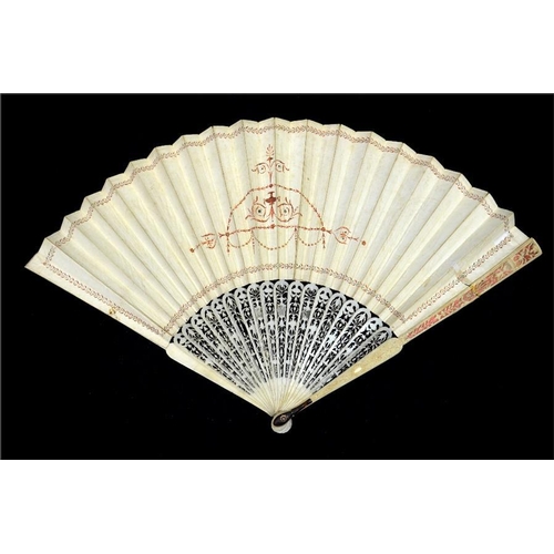 142 - λ An early 19th century grand tour type fan, probably Italian, with finely carved and pierced ivory ... 