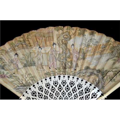 151 - λ An early 18th century Chinoiserie fan, with carved and pierced serpentine ivory guards and sticks,... 