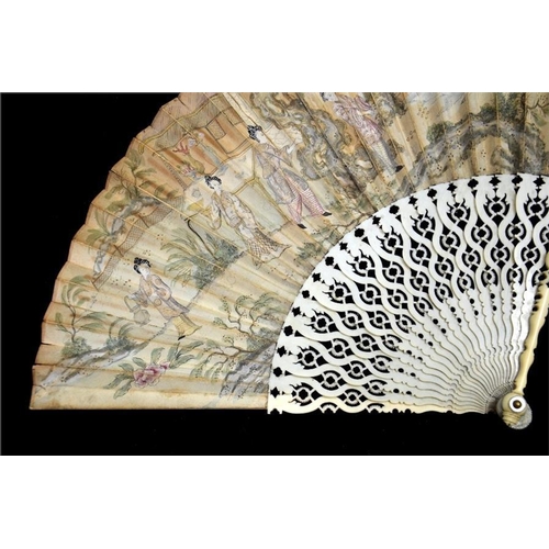 151 - λ An early 18th century Chinoiserie fan, with carved and pierced serpentine ivory guards and sticks,... 