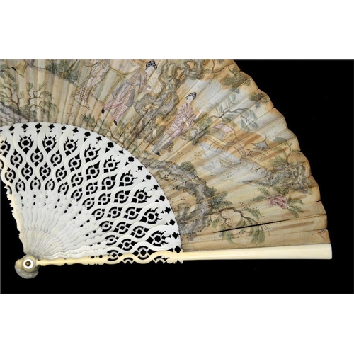 151 - λ An early 18th century Chinoiserie fan, with carved and pierced serpentine ivory guards and sticks,... 