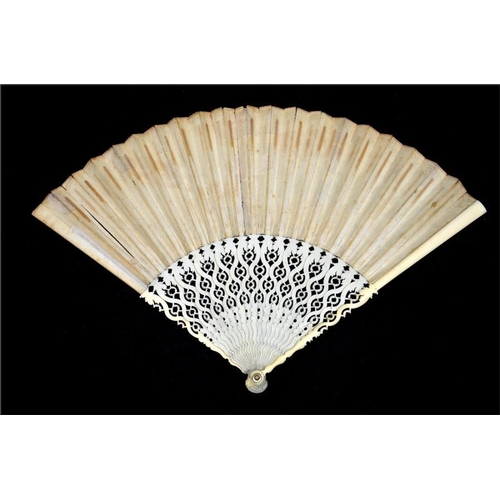 151 - λ An early 18th century Chinoiserie fan, with carved and pierced serpentine ivory guards and sticks,... 