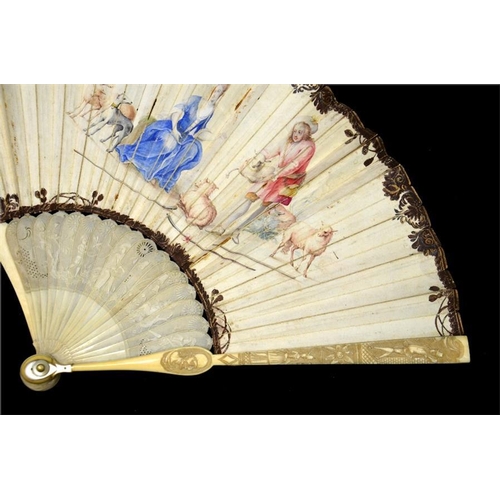 155 - λ An early 18th century ivory fan, with carved ivory sticks and guards, the guards carved with figur... 