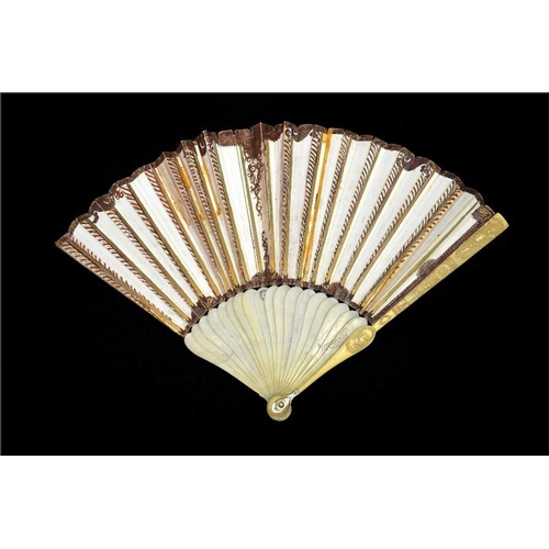 155 - λ An early 18th century ivory fan, with carved ivory sticks and guards, the guards carved with figur... 