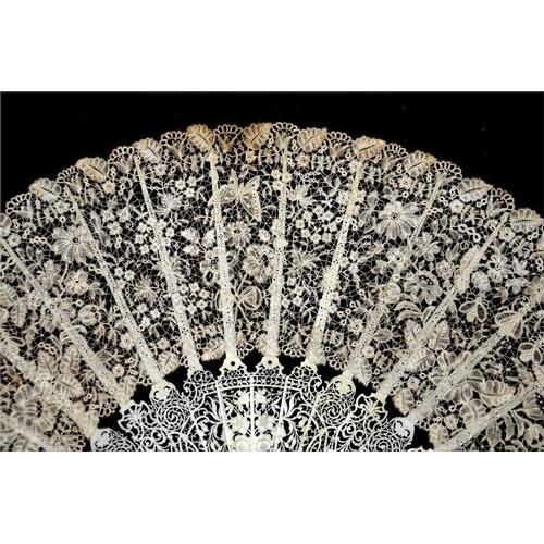 156 - λ A fine 19th century Victorian ivory and lace fan, with very finely carved and pierced ivory guards... 