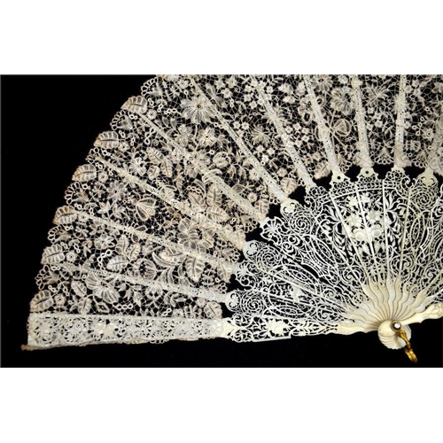 156 - λ A fine 19th century Victorian ivory and lace fan, with very finely carved and pierced ivory guards... 